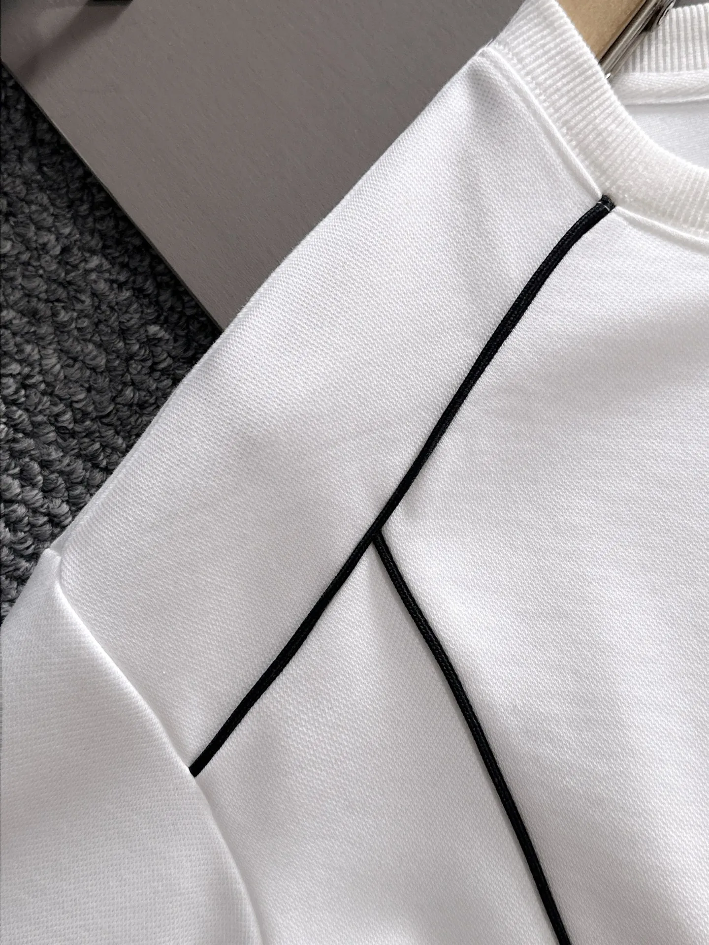 P360 Big Goose is the exclusive first release of 25ss new autumn and winter round neck long-sleeved sweatshirts for men and women. Many celebrities share the same style. Craftsmanship that cannot be copied by ordinary small workshops. We are not afraid of any challenges in terms of materials, detail restoration and craftsmanship, just to provide you with wonderful products. Compare the top original versions at will. No expense is spared just to do better. Unique imported fabric feel. Purely imported German machine production. Precision operation. Thousands of needles density. Full set of new accessories with three standards for simultaneous customization. The upper body is versatile and fashionable. A perfect choice for autumn and winter. A must-have item. Size chart: m-4XL (Please state your height and weight when placing an order.